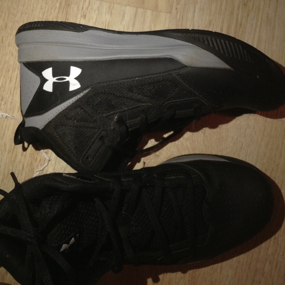 Under armour mid top shoes